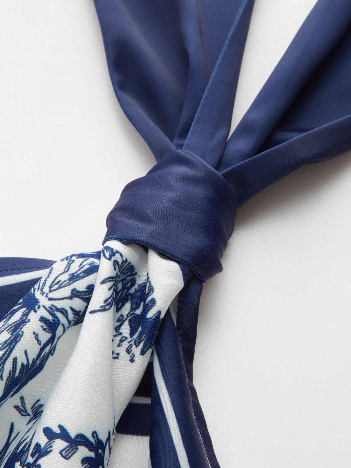 Porcelain Print Scarf Style Halter Blouse - 图片 4